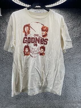 The Goonies Movie Men’s T Shirt Main Characters Skull Logo Off White 2XL